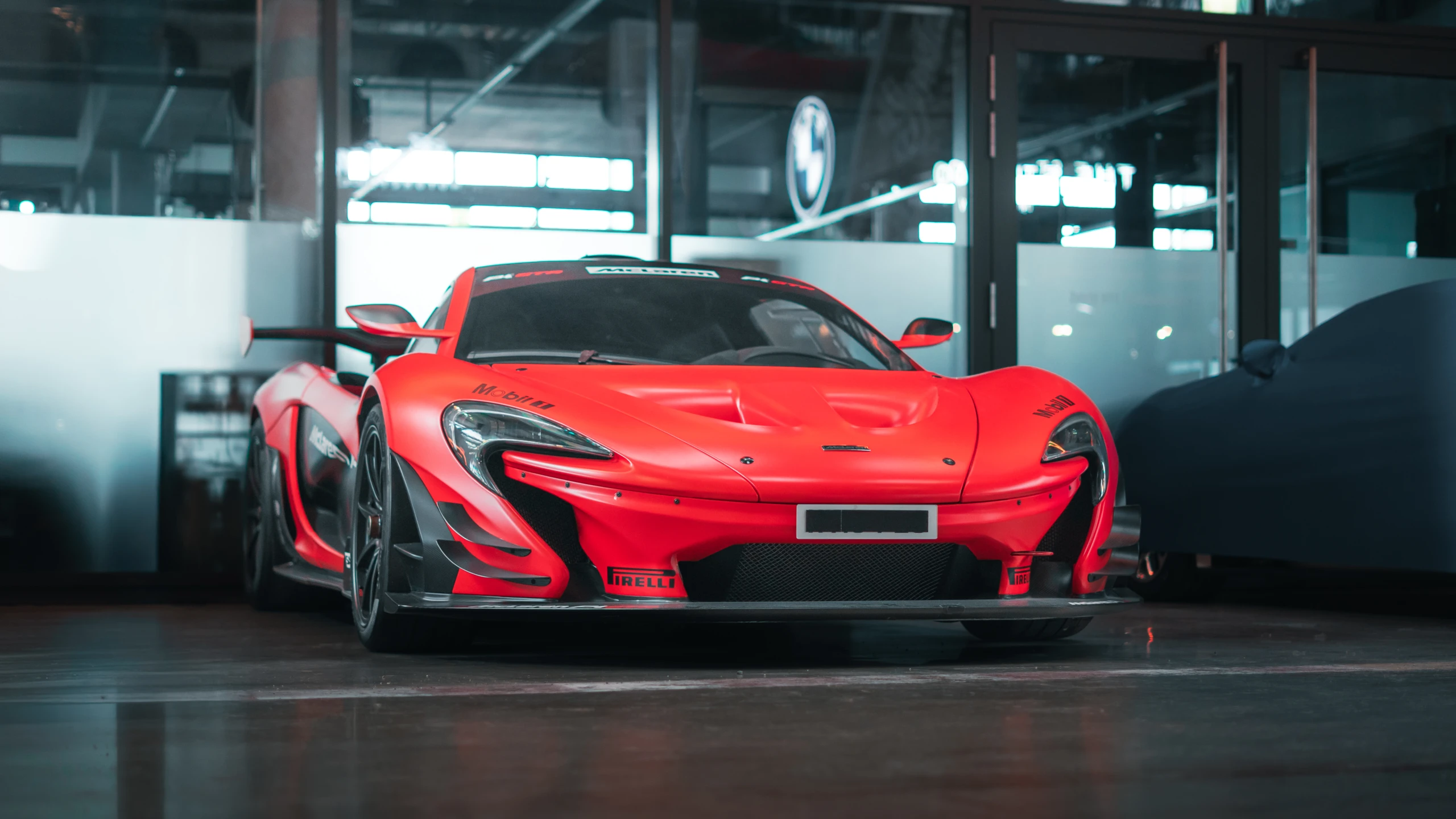 McLaren P1 in der Motorworld München, 2023 Roter McLaren P1 in der Motorworld München, Frontansicht im Ausstellungsbereich