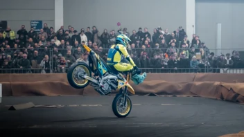 Stuntvorführung auf der Motorradwelt Messe in Friedrichshafen 2026 Motorradfahrer in Gelb und Blau zeigt Stunt auf der Motorradwelt 2026