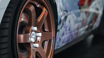 Detailaufnahme einer modifizierten Felge eines Fahrzeugs auf der Tuning World Bodensee 2026