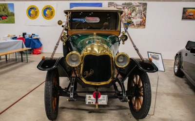 Historisches Auto mit gr&uuml;nem Lack und goldenen Akzenten auf der Oldtimermesse