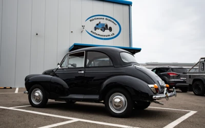 Schwarzes Auto vor dem H&uuml;rlimann Oldtimer Museum in der Schweiz