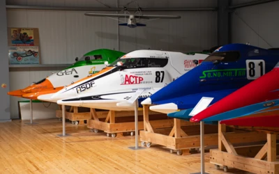 Drei Rennboote in einem Automuseum in L&ouml;mmenschwil, Schweiz