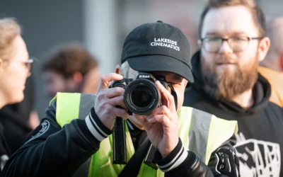 Person in Warnweste fotografiert auf der Motorradwelt 2026 Messe
