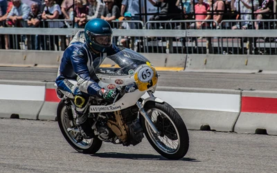 Motorradfahrer in Schutzkleidung f&auml;hrt auf Rennstrecke bei Klassikwelt Bodensee 2026