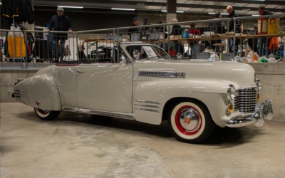 Helles Oldtimer-Cabriolet auf der 19. Oldtimer Messe St. Gallen