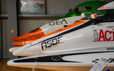 Drei Rennboote in einem Automuseum, L&ouml;mmenschwil, Schweiz