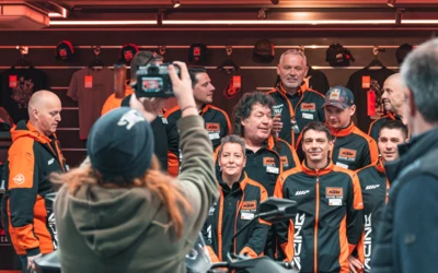 Personen in KTM-Racing-Team Kleidung auf der Motorradwelt 2026