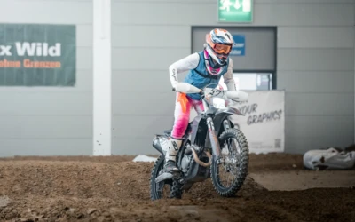 Motorradfahrer auf einer Strecke bei der Motorradwelt 2026 in Friedrichshafen