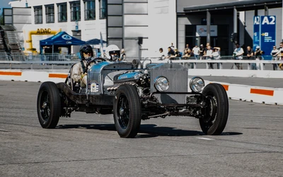Oldtimer-Rennwagen f&auml;hrt auf der Klassikwelt Bodensee 2026.