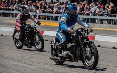 Zwei Motorradfahrer auf der Klassikwelt Bodensee 2026, BMW und Vintage-Modelle.