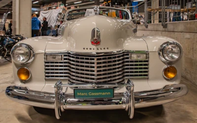 Wei&szlig;er Cadillac mit verchromtem K&uuml;hlergrill auf Oldtimermesse St.Gallen