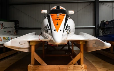 Rennboot mit orange-wei&szlig;er Lackierung im Automuseum L&ouml;mmenschwil