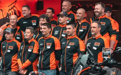 Gruppe von Personen in KTM-Racing-Teamsweatshirts auf der Motorradwelt 2026