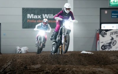 Zwei Motorr&auml;der auf der Motorradwelt 2026 in Friedrichshafen im Rennen. Einer der Fahrer tr&auml;gt rosa Kleidung.