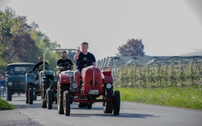 Oldtimer-Traktoren fahren auf der Landstra&szlig;e beim Oldtimertreffen Wasserburg 2026.