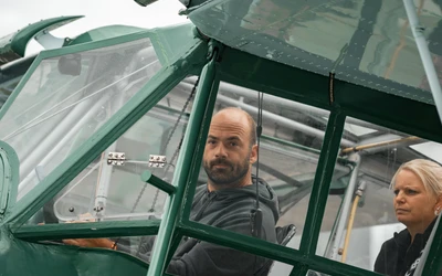 Pilot und Passagierin in einem gr&uuml;nen Flugzeugcockpit auf der KLASSIKWELT BODENSEE 2026