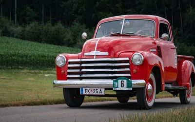 Roter Oldtimer-Pickup eines klassischen Modells auf der Lindau-Klassik Rallye