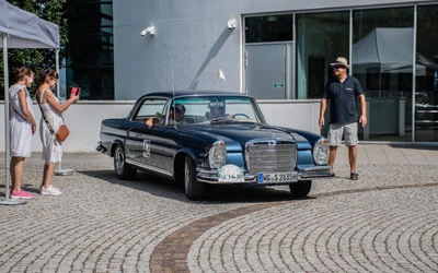 Blaue Mercedes-Benz Limousine auf der Lindau Klassik Rallye mit Zuschauern