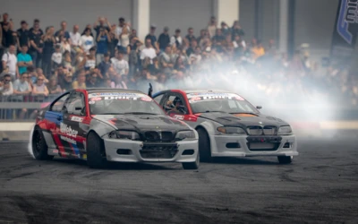 Zwei BMW Sportwagen driften auf der Tuning World 2025 in Friedrichshafen