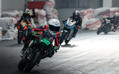 Motorradfahrer auf der Motorradwelt 2026 in Friedrichshafen im Rennen