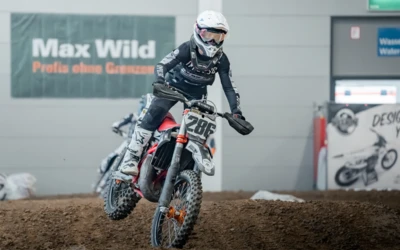 Junge Person f&auml;hrt mit einem Motocross-Motorrad auf einer Strecke bei der Motorradwelt 2026.