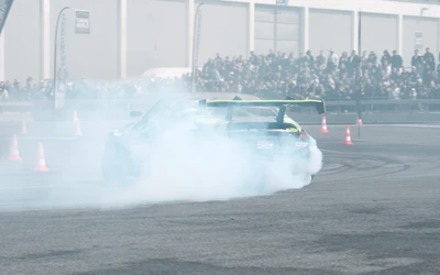 Rennwagen driftet durch Rauchschwaden auf der Tuning World Bodensee 2026
