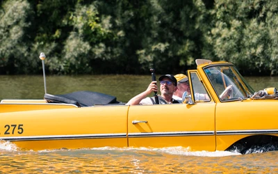 Gelber Oldtimer auf Wasser mit zwei Personen, KLASSIKWELT BODENSEE 2026