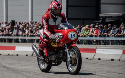 Roter Rennmotorradfahrer bei der Klassikwelt Bodensee 2026