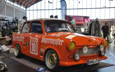 Oranger Trabant mit J&auml;germeister-Werbung auf der Tuning World 2025