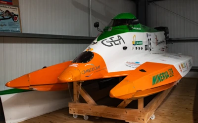 Rennboot mit orangefarbenem Bug im Automuseum L&ouml;mmenschwil, Schweiz