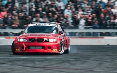 Roter BMW f&auml;hrt Drift vor Publikum auf der Tuning World Bodensee 2026