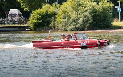 Rotes Amphibienfahrzeug f&auml;hrt auf einem Gew&auml;sser, KLASSIKWELT BODENSEE 2026