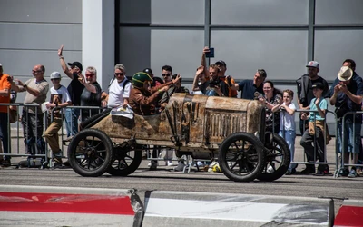 Antiker Rennwagen bei der Klassikwelt Bodensee 2026, Zuschauer applaudieren