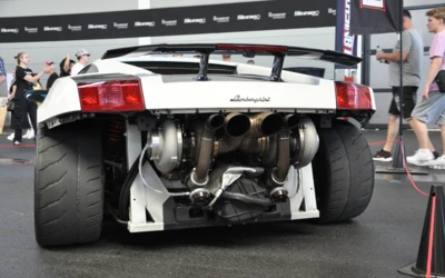 Lamborghini-Auto mit gro&szlig;em Heckspoiler und Turboladern auf der Tuning World 2025