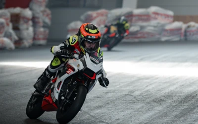 Motorradfahrer auf einer Rennmaschine in einer Halle bei der Motorradwelt 2026