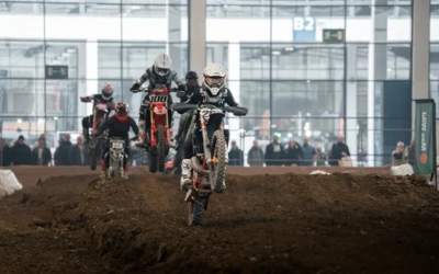 Motocross-Fahrer springt &uuml;ber H&uuml;gel bei der Motorradwelt 2026 in Friedrichshafen