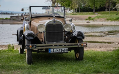 Oldtimer w&auml;hrend des Oldtimertreffens Wasserburg 2026 am Ufer.