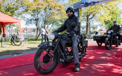 Oldtimer-Motorrad auf rotem Teppich beim Oldtimertreffen Wasserburg 2026