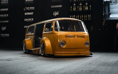 Gelbes modifiziertes Fahrzeug auf der Tuning World Bodensee 2026
