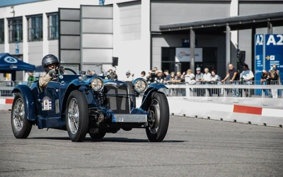 Blauer Oldtimer f&auml;hrt auf der Klassikwelt Bodensee 2026