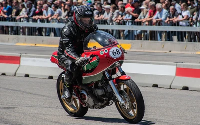 Motorradfahrer auf einer Rennstrecke bei der Klassikwelt Bodensee 2026