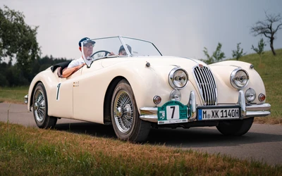 Wei&szlig;er Jaguar XK140 auf der Lindau-Klassik Rallye mit Fahrer