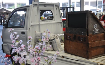Kleintransporter mit Deko und Holzkiste auf der Tuning World 2025