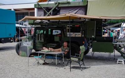 Person sitzt entspannt vor einem Wohnmobil auf der Adventure Southside 2025