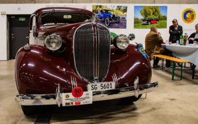 Roter Oldtimer mit K&uuml;hlergrill auf der Oldtimermesse St.Gallen