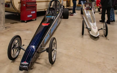 Zwei Dragster-Rennwagen in einer Messehalle w&auml;hrend der Oldtimer Messe St.Gallen