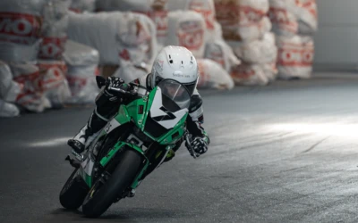 Motorradfahrer auf einer Kawasaki beim Fahren auf der Motorradwelt 2026