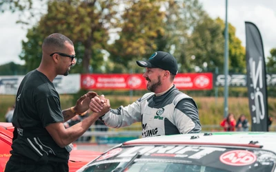 Zwei M&auml;nner sch&uuml;tteln sich nach einem Rennen bei der Tuning World Bodensee 2026