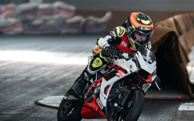 Fahrer auf Motorradsportmaschine GP2 beim Fahren auf der Motorradwelt 2026