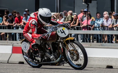 Motorradfahrer in rot auf historischer Rennmaschine bei Klassikwelt Bodensee 2026